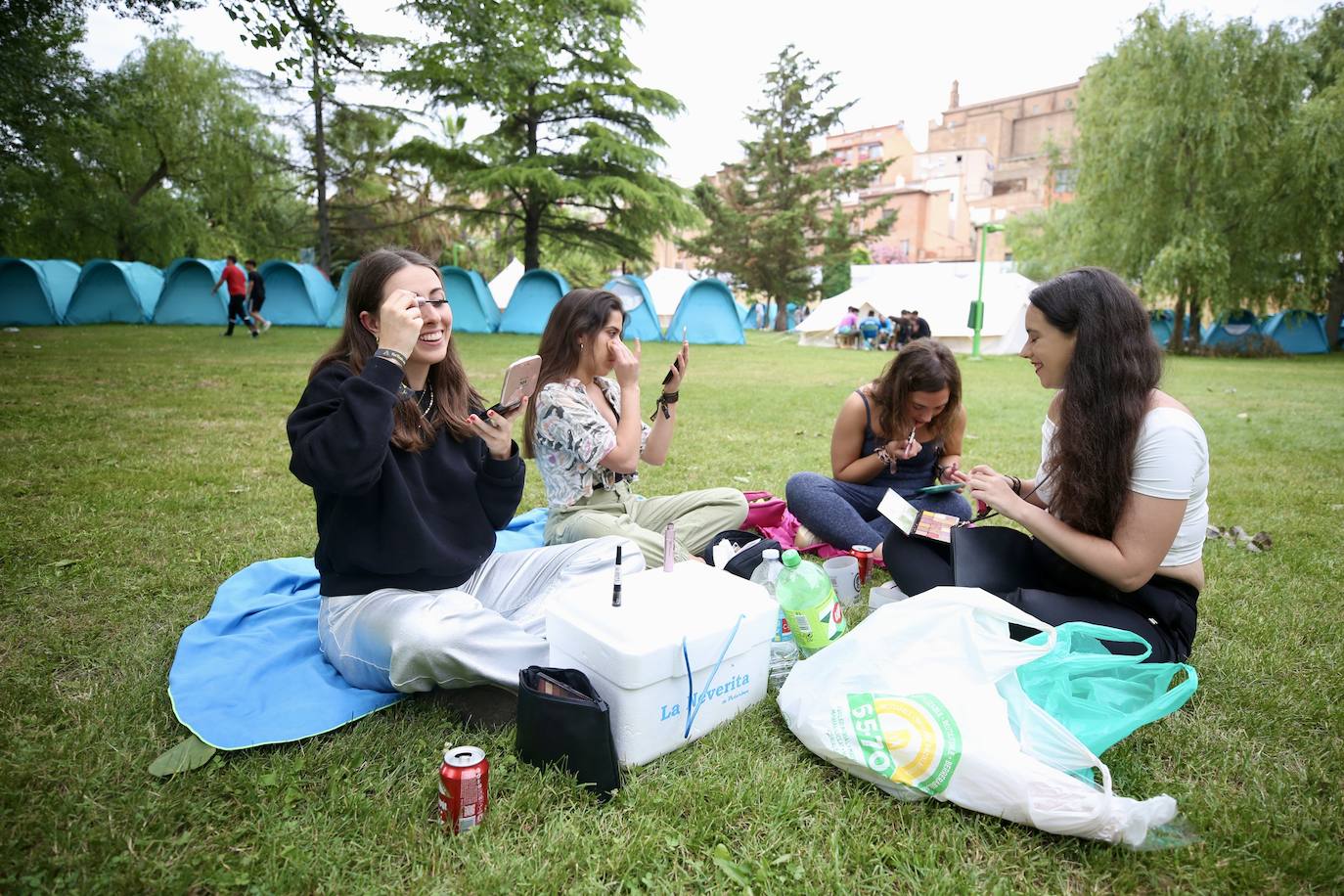 Preparativos para una noche de sábado en el Holika