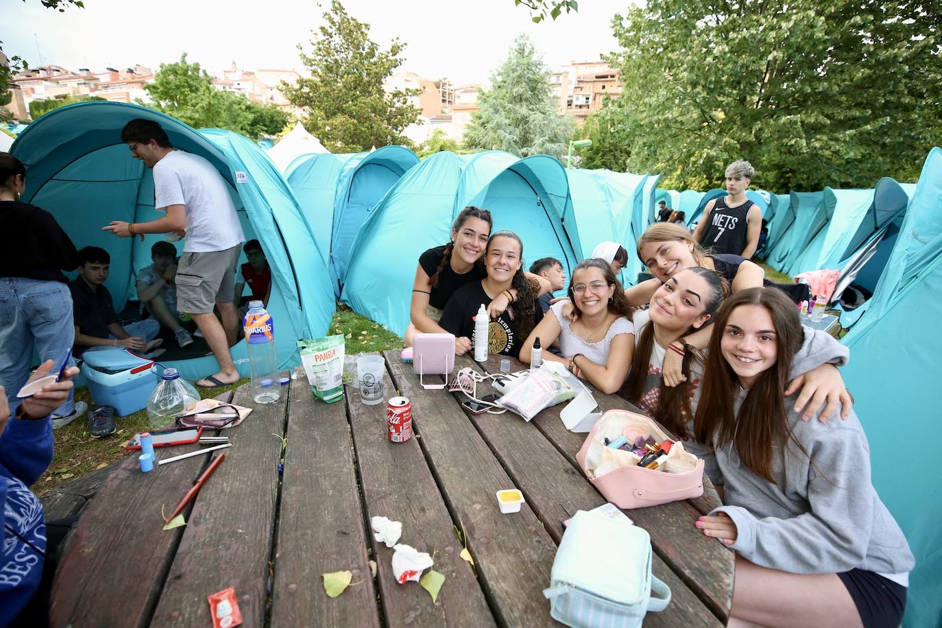 Preparativos para una noche de sábado en el Holika