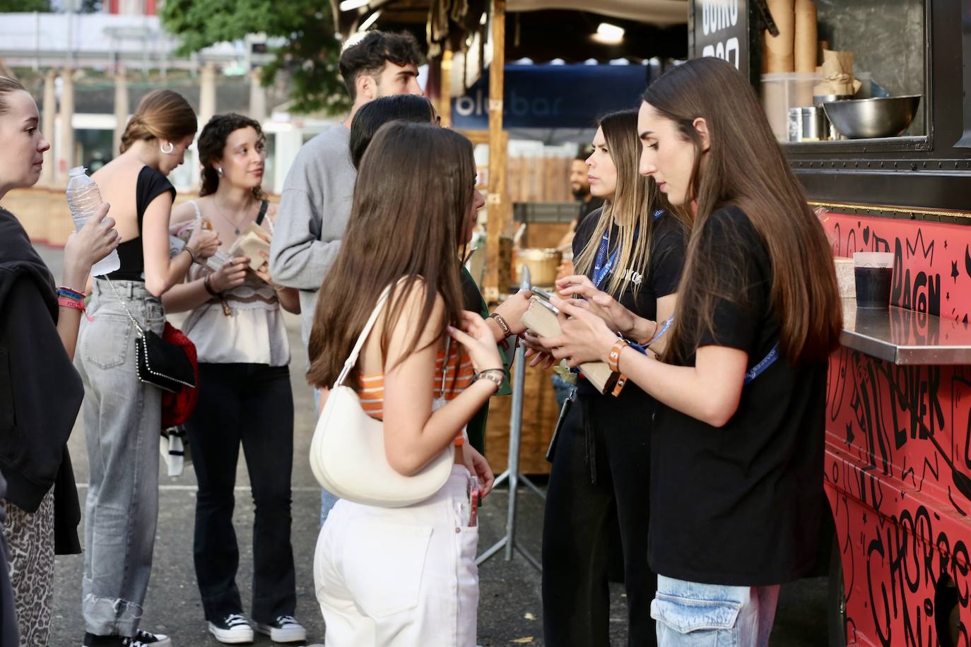 Preparativos para una noche de sábado en el Holika