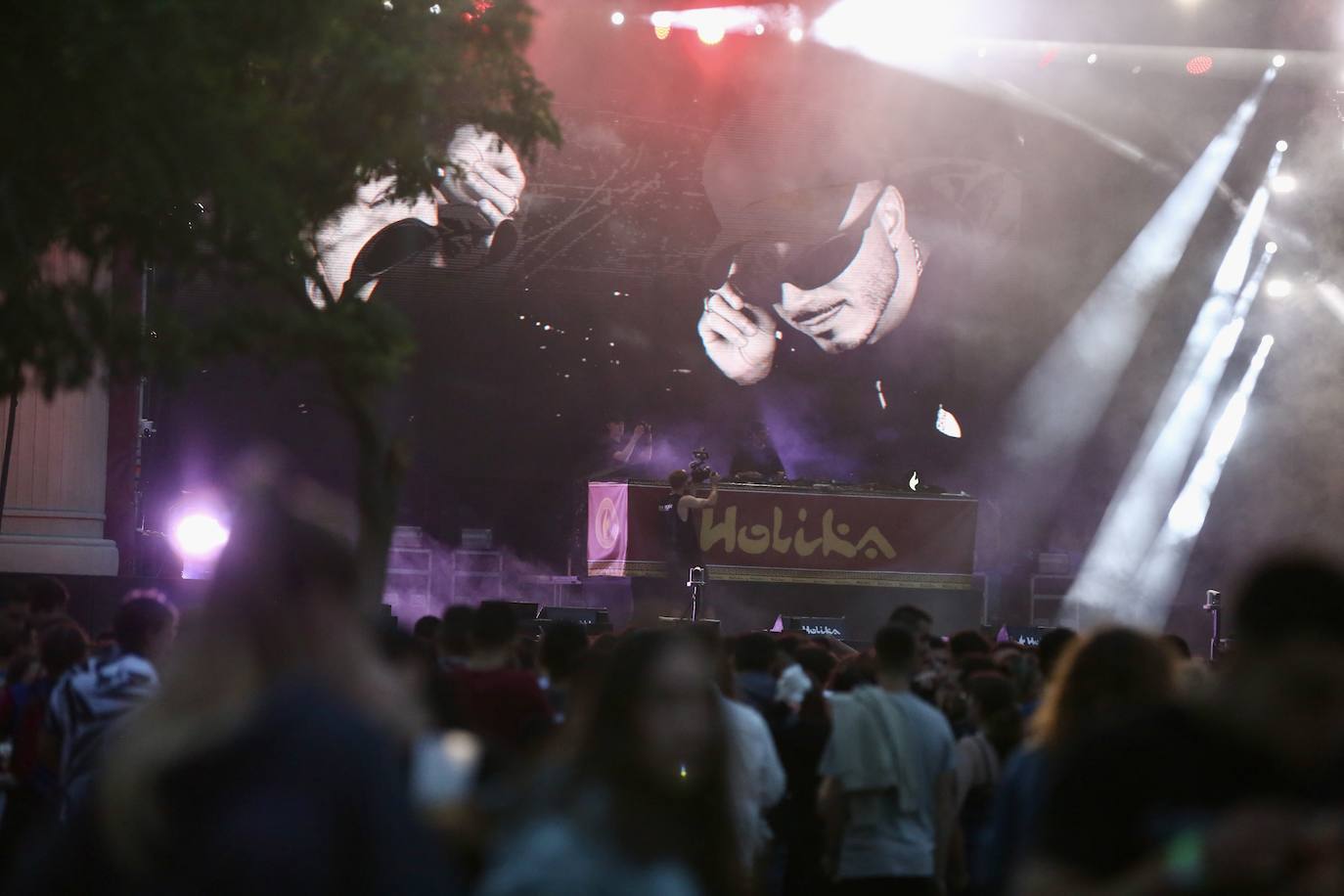 Preparativos para una noche de sábado en el Holika