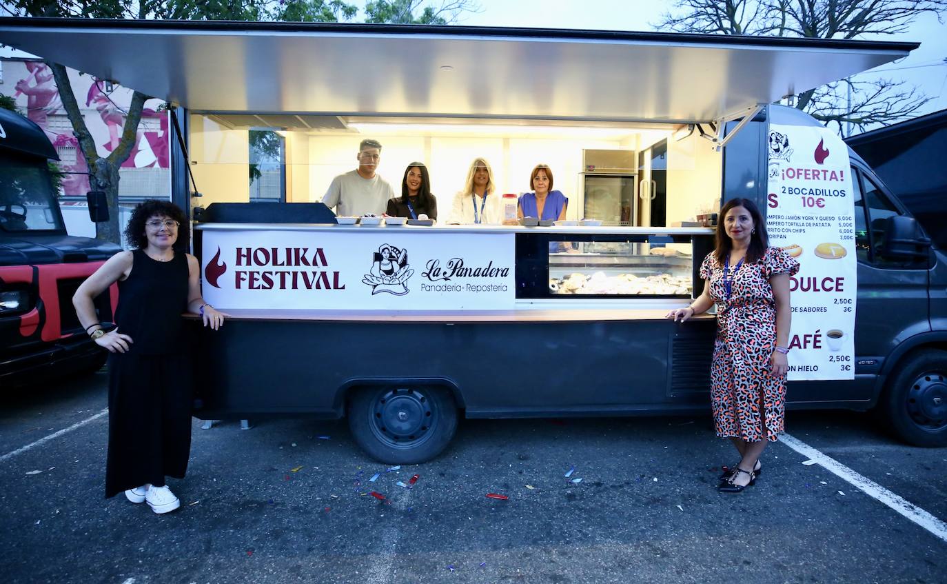 Preparativos para una noche de sábado en el Holika