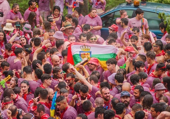 Los romeros disfrutando de la Batalla del Vino.