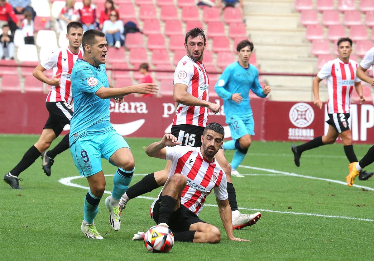 Miki Codina intenta robar el balón a Urjo, en el primer partido de la pasada campaña.