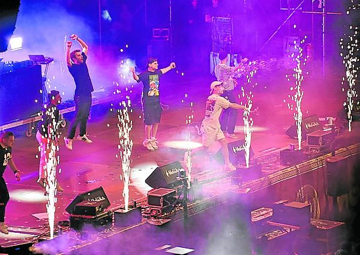 Imagen secundaria 1 - Final de la actuación de Funzo & Baby Loud (Izq.). El sevillano JC Reyes y sus bailarinas en el Holika (Der).