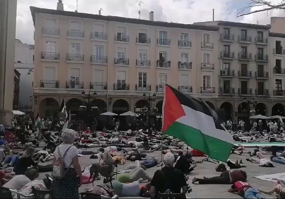 Activistas escenifican en la Plaza de Mercado «el horror y la muerte que sucede en los territorios de Palestina