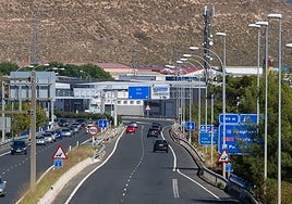 La A-13 con el puente sobre el río Ebro al fondo, antes de llegar al polígono de Cantabria.