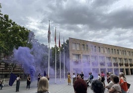 Participantes de la concentración, en la plaza del Ayuntamiento.