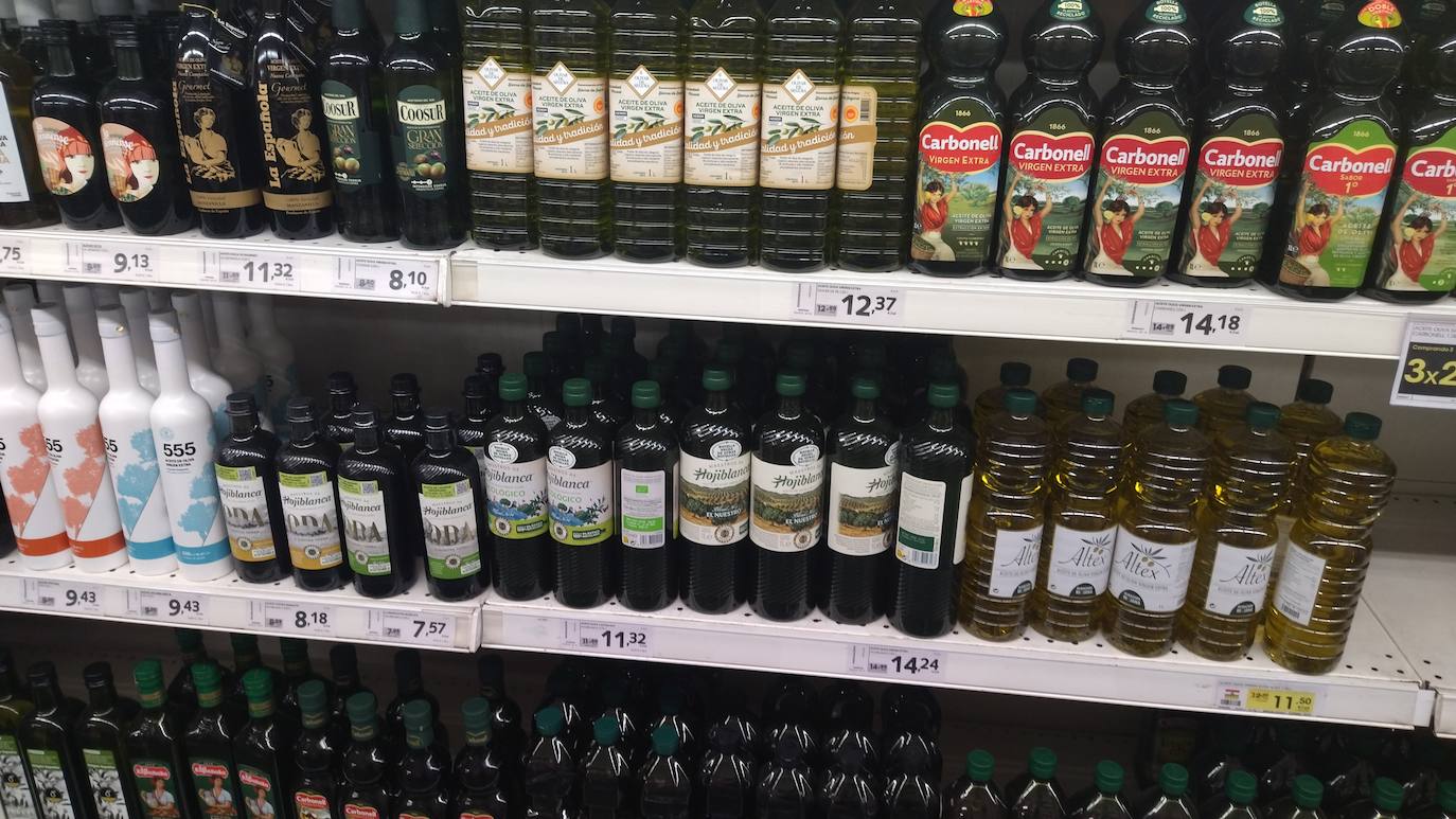 Lineal de un supermercado logroñés este 1 de julio, con las rebajas del aceite de oliva marcadas en las etiquetas.