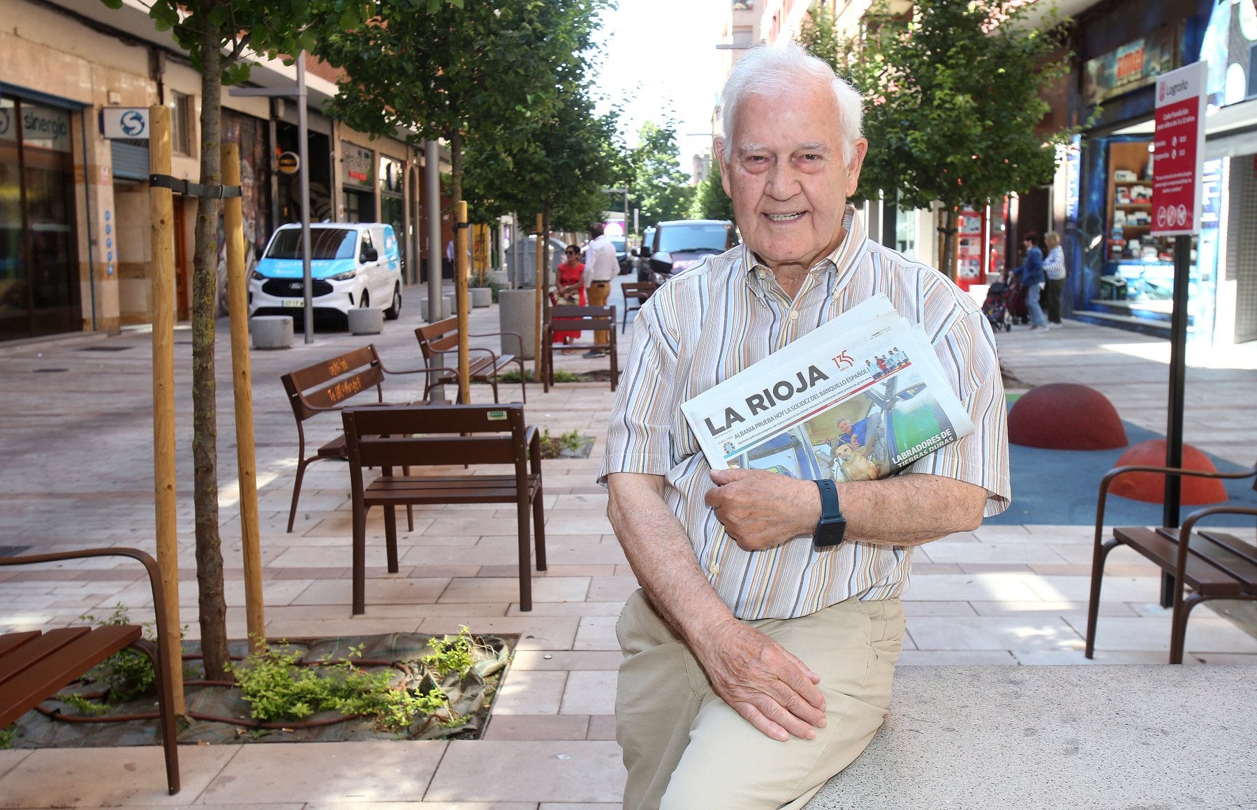 Fernando Sota, con un ejemplar de Diario LA RIOJA.