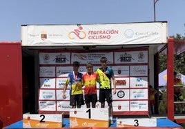 Travis en lo alto del podio con el maillot de campeón de España.