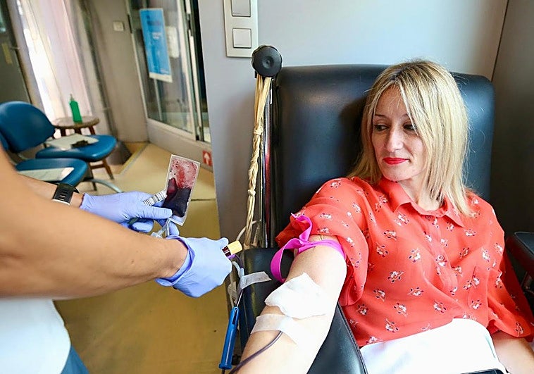 Una donante entrega su sangre, este martes en la unidad móvil instalada junto a la Estatua del Labrador.