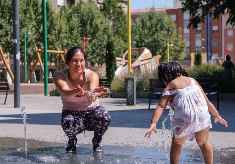 Una pequeña se refresca en un parque logroñés, el pasado verano.