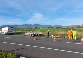 Operarios y Guardia Civil, en el lugar del accidente en el N-232.