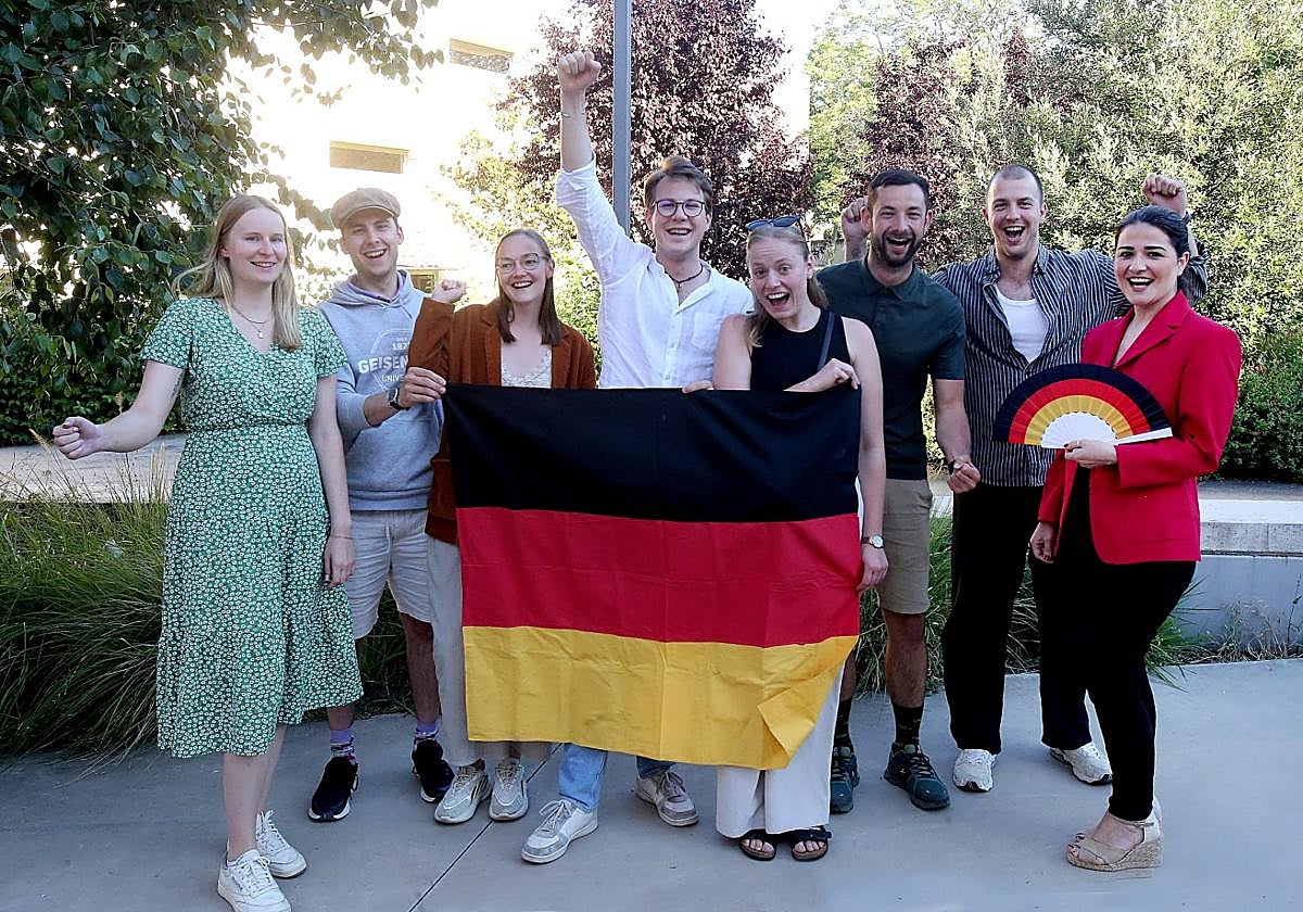 Anna, Tobías, Polina, David, Anne, Félix, Max y Sofía posan junto a la bandera alemana en Logroño, antes de la disputa de cuartos de final entre España y Alemania.