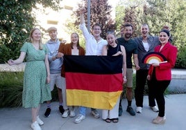 Anna, Tobías, Polina, David, Anne, Félix, Max y Sofía posan junto a la bandera alemana en Logroño, antes de la disputa de cuartos de final entre España y Alemania.