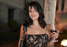 Nathy Peluso, con una copa de Rioja en la mano.