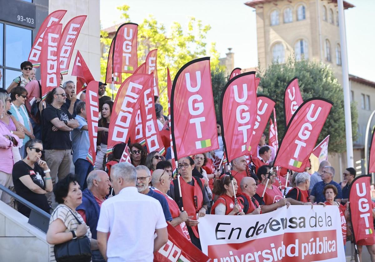 UGT y CCOO en las escaleras del edificio Rectorado