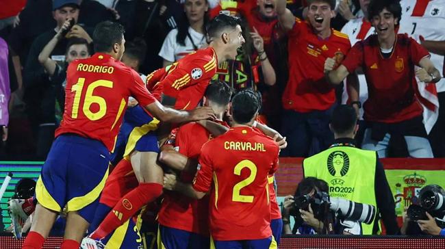 España ha dejado en la Eurocopa imágenes curiosas, como la de dos futbolistas jugando a 'piedra, papel o tijera'. ¿Quiénes?