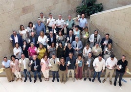 Representantes de todas los partidos políticos sujetan manos blancas.