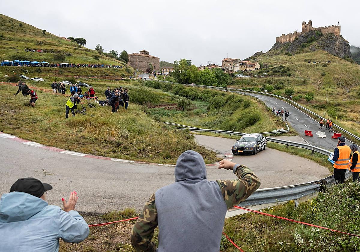 Un grupo de aficionados anima a uno de los participantes en la zona alta de Clavijo