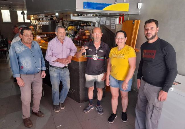 Lina María Ramírez, con clientes españoles y un argelino.