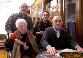 Félix Varea, fotografiado hace cuatro meses junto a su mujer Natividad Torralba y sus hijos Fernando y Nati.