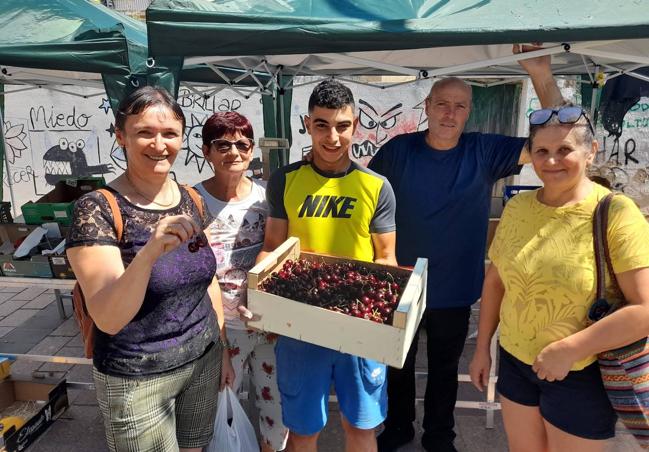 Moha, con otro vendedor ambulante y varias georgianas, en el mercadillo de Pradejón.