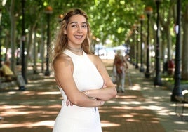 Noelia Gutiérrez, frente a la sede de Cruz Roja