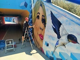 El artista urbano Stendhal23 arregla el mural del túnel de la variante de Villamediana de Iregua durante el pasado viernes.