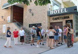 Un grupo de turistas, recién llegados a Nájera, charla a las puertas del nuevo hotel Fernando III, pocas horas después de su cierre obligatorio.