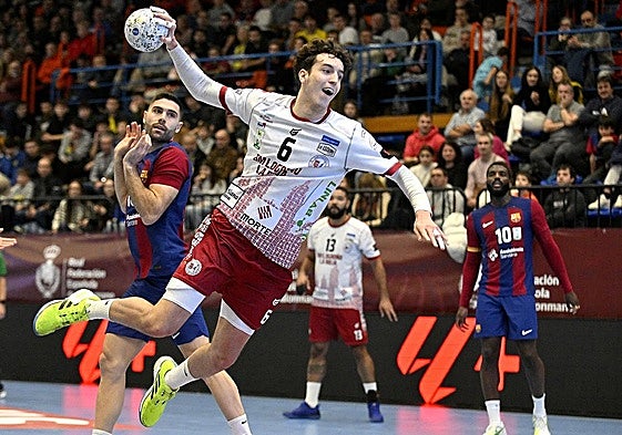 Martí Soler lanza a portería en un encuentro contra el Barça.