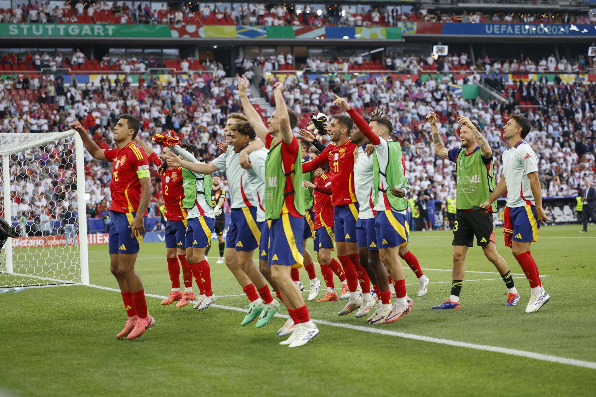 Los jugadores de España celebran el triunfo frente a Alemania en cuartos de final.