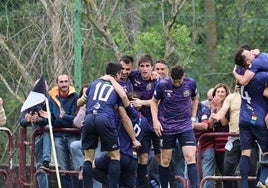 Los jugadores del Anguiano celebran el gol de Olarte que sentenció la eliminatoria.