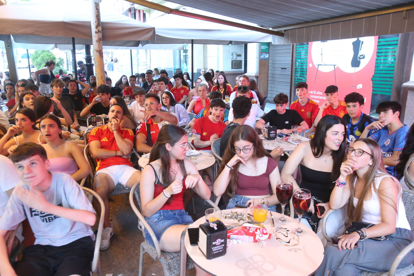 Los aficionados disfrutaron en las terrazas de Logroño de la semifinal