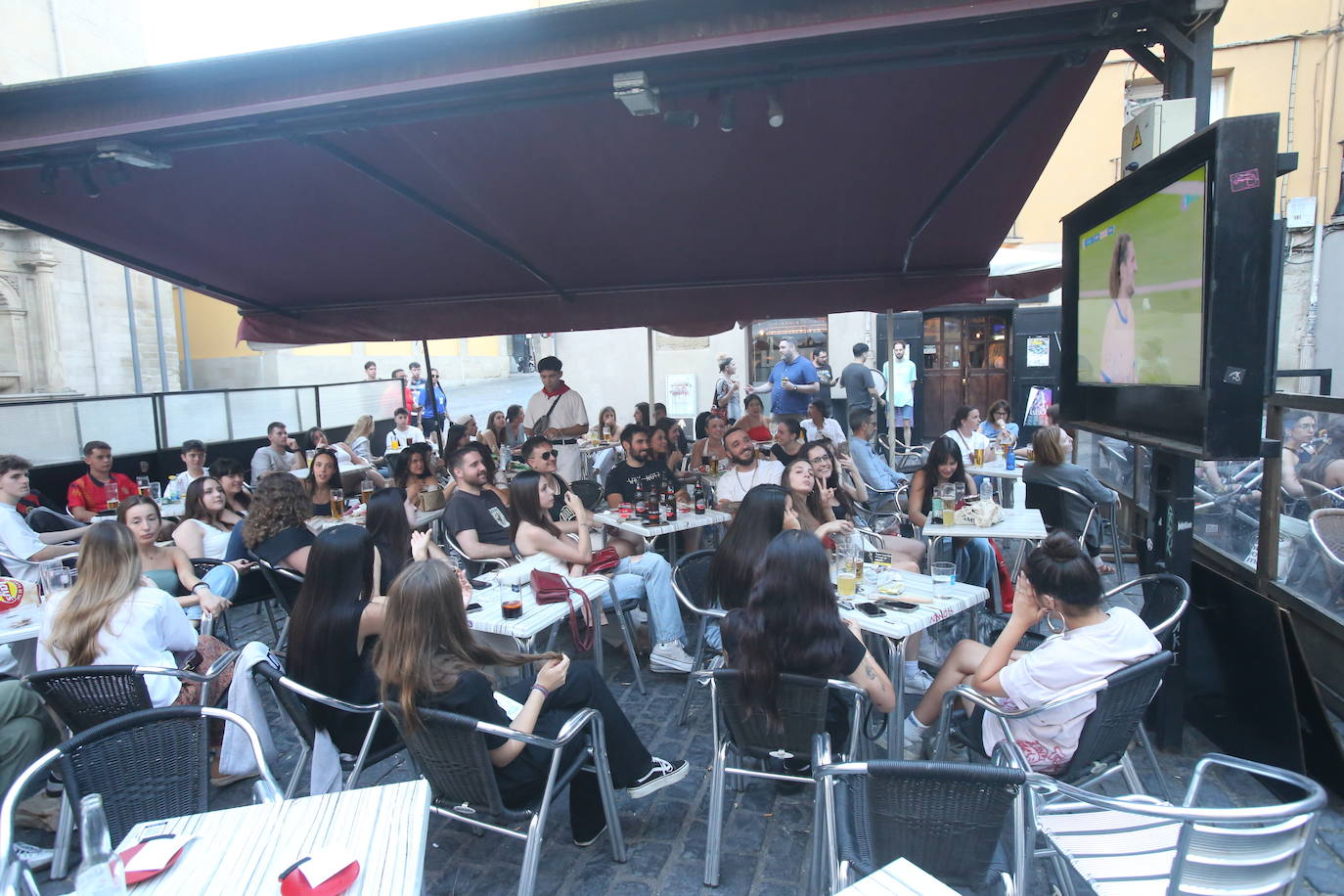 Los aficionados disfrutaron en las terrazas de Logroño de la semifinal