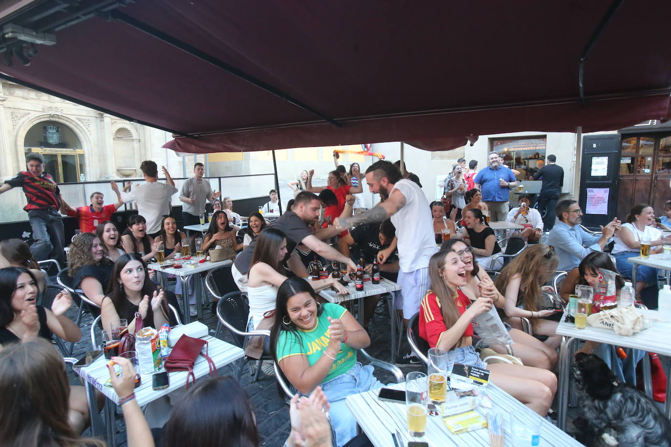 Los aficionados disfrutaron en las terrazas de Logroño de la semifinal