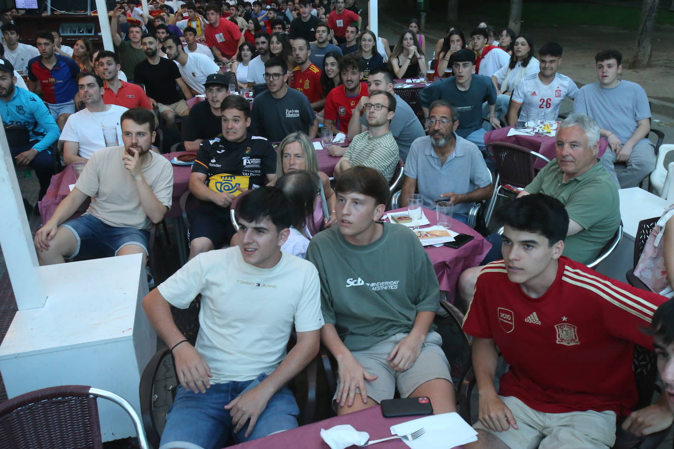 Los aficionados disfrutaron en las terrazas de Logroño de la semifinal