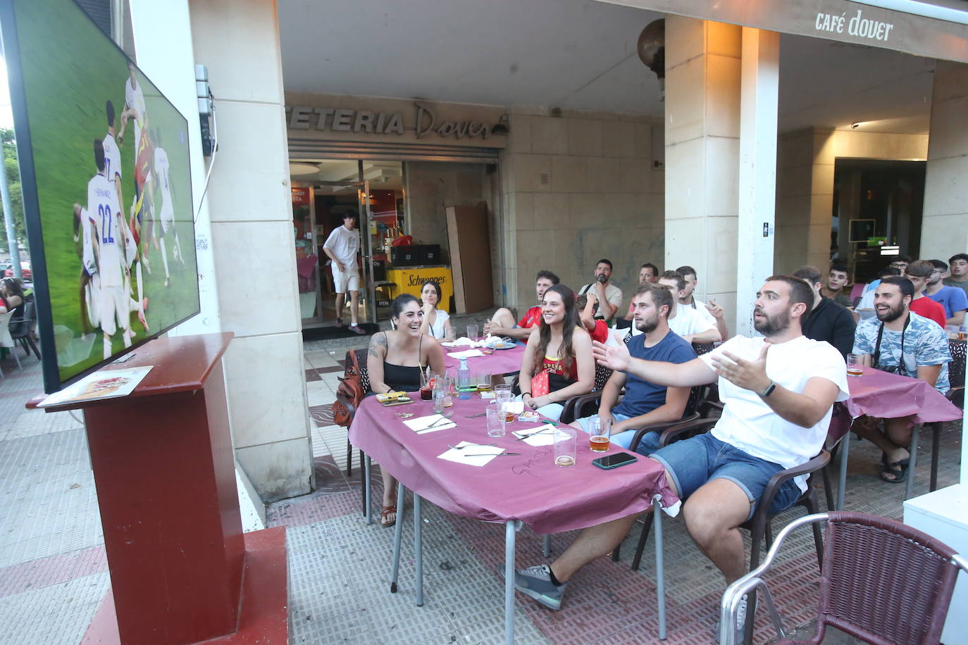 Los aficionados disfrutaron en las terrazas de Logroño de la semifinal