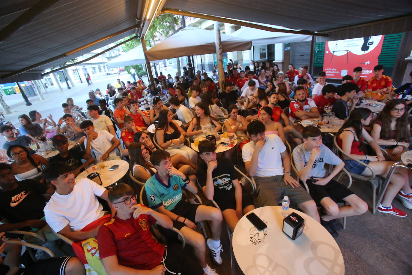 Los aficionados disfrutaron en las terrazas de Logroño de la semifinal