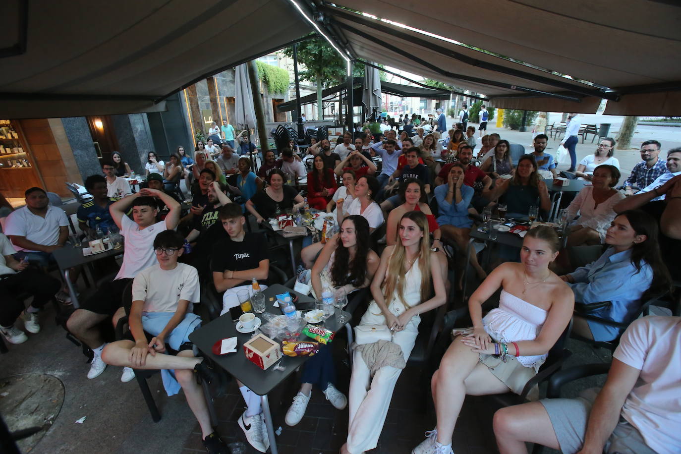 Los aficionados disfrutaron en las terrazas de Logroño de la semifinal