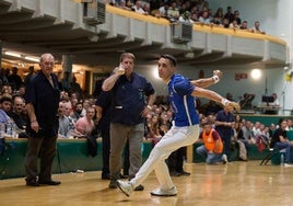 Zabala devuelve una pelota desde la contracancha del Labrit.