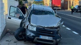 Un turismo choca contra un camión en la travesía de Valverde