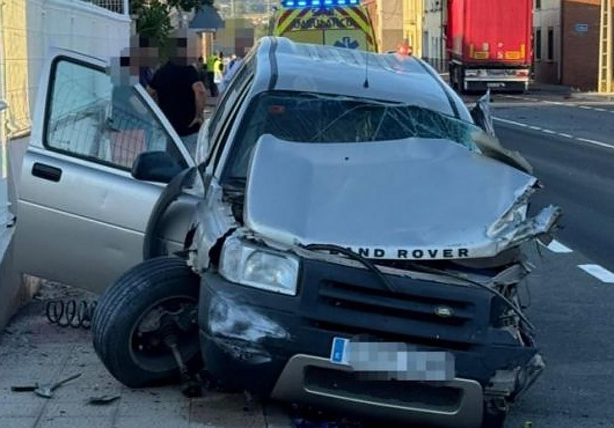 Un turismo choca contra un camión en la travesía de Valverde