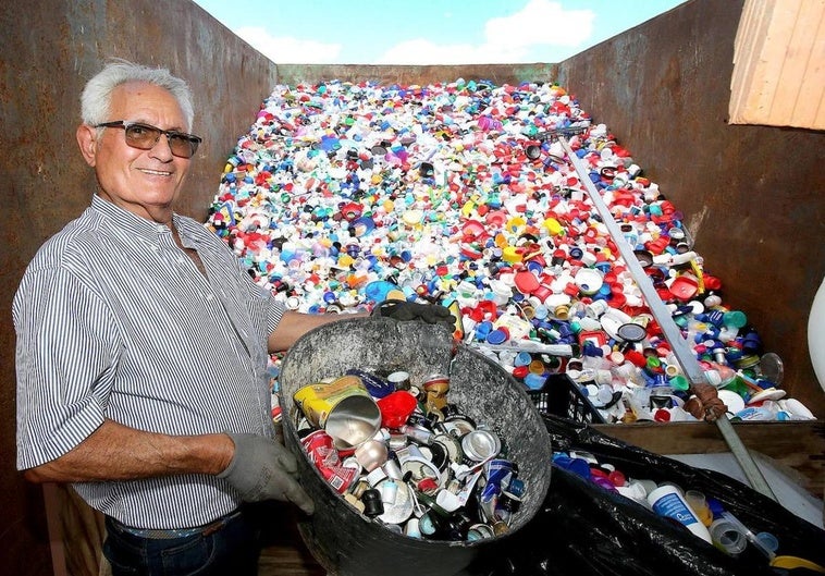 Eusebio deposita los tapones recogidos en un gran contenedor y desecha los que no cumplen con las características exigidas.