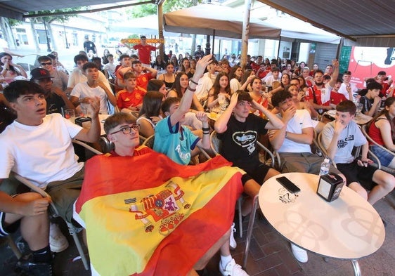 Unos jóvenes viendo el partido de semifinal contra Francia.