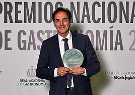 José Félix Paniego, con el Premio Nacional de Gastronomía que recibió en 2019.