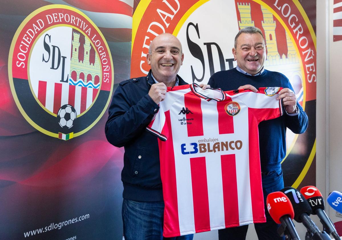 Eduardo Guerra y Carlos Pouso durante la presentación del nuevo técnico de la SDL.