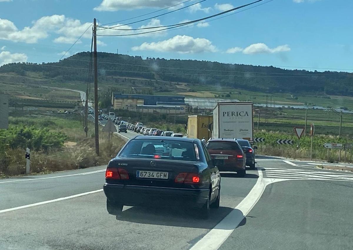 Imagen secundaria 1 - Arriba, los vehículos siniestrados. Abajo, la retención en la N-232 y las labores de excarcelación del accidentado