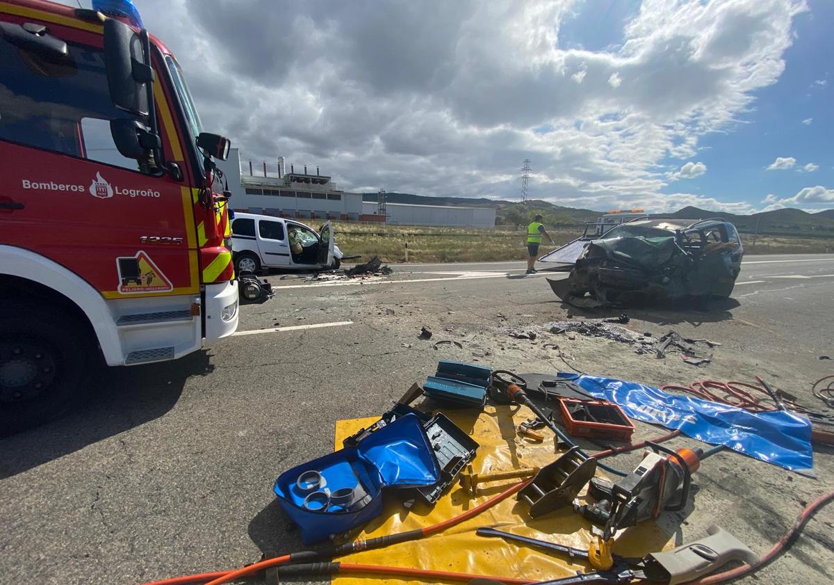 Imagen principal - Arriba, los vehículos siniestrados. Abajo, la retención en la N-232 y las labores de excarcelación del accidentado