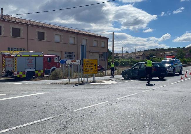 El camión de Bomberos y el Golf colisionados en la travesía de Fuenmayor